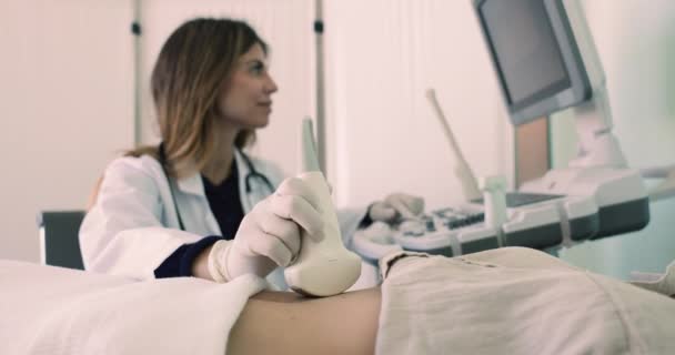 Spanyol Kadın Gastroenterolog Genel Cerrah Dışbükey Sonda Ultrasonografi Ekipmanları Kullanarak — Stok video