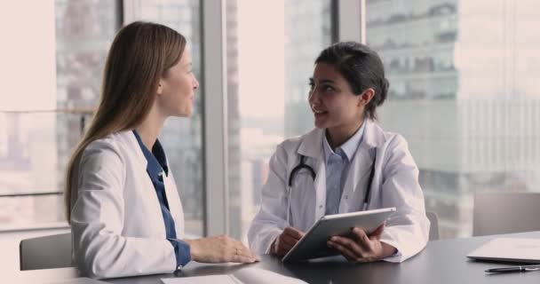 Deux Jeunes Femmes Multiethniques Des Travailleurs Médicaux Des Collègues Accomplissent — Video