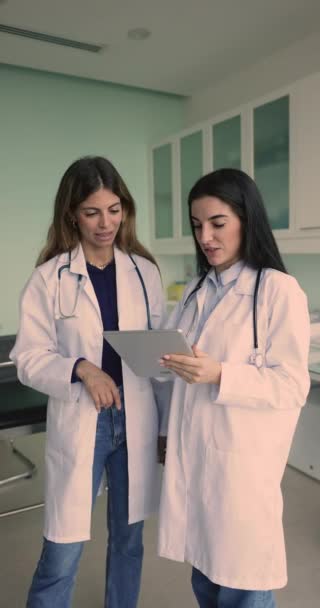 Twee Jonge Vrouwelijke Cardiologen Huisartsen Bekijken Bespreken Huidige Medische Richtlijnen — Stockvideo