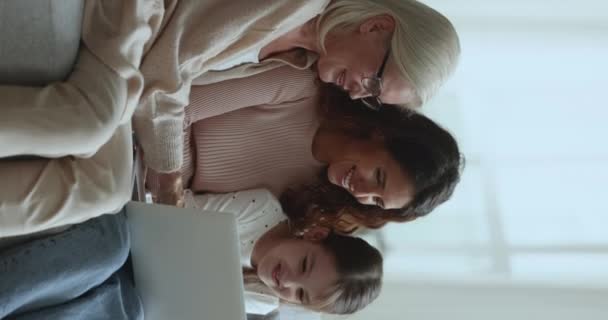 Gyönyörű Három Generációs Nők Időt Töltenek Együtt Élvezze Internetes Szórakoztató — Stock videók