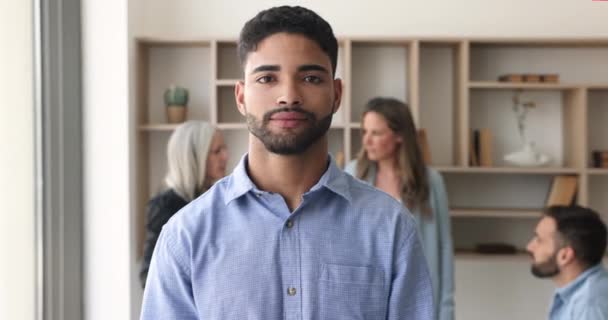 Kopfschuss Porträt Glücklich Gut Aussehende Männliche Millennial Büroangestellte Newcomer Lächeln — Stockvideo