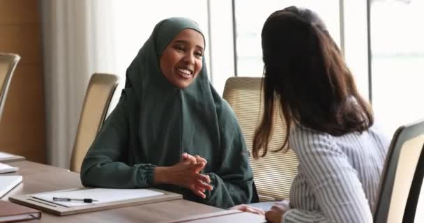 Сомалийская Деловая Женщина Хиджабе Пожала Руку Коллеге После Встречи Зале — стоковое видео