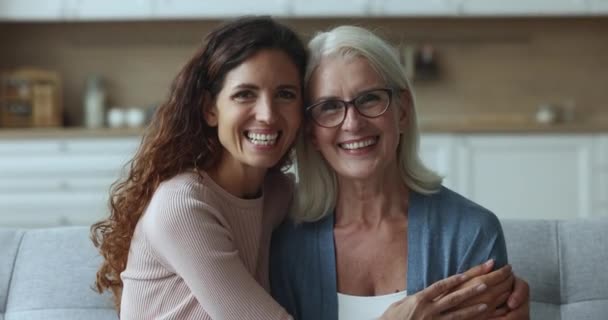 Close Alegre Filha Abraça Sua Mãe Sênior Parentes Mulheres Apreciam — Vídeo de Stock