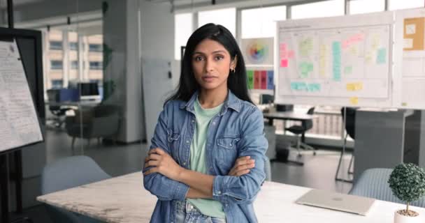 Leende Indisk Affärskvinna Avslappnade Kläder Poserar Arbetsplatsen Står Ensam Kontorsrum — Stockvideo