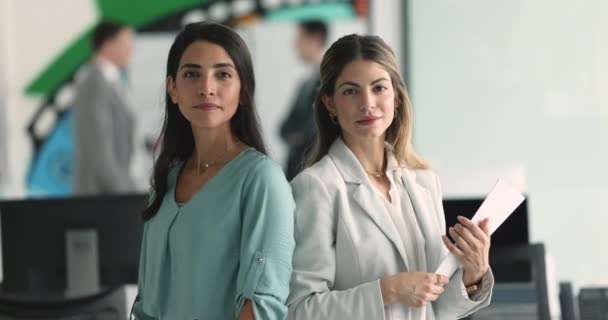 Retrato Hermosas Empresarias Latinas Exitosas Posando Juntas Lugar Trabajo Dos — Vídeos de Stock