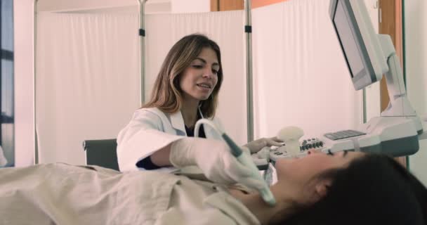 Mladé Endokrinoložky Používají Ultrazvukové Přístroje Kontrole Štítné Žlázy Pacienta Vyšetření — Stock video