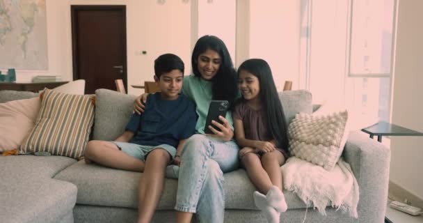 Kjærlig Indisk Mor Tilbringe Tid Med Søt Liten Sønn Datter – stockvideo