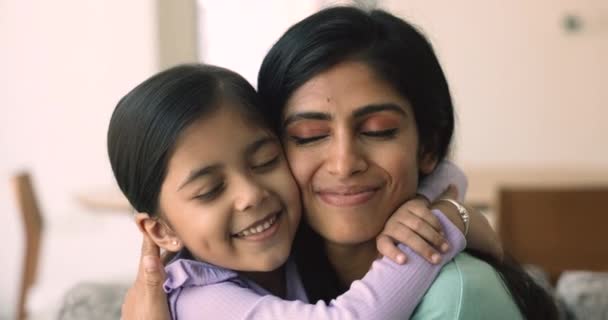 Gros Plan Beaux Visages Paisibles Petite Fille Indienne Câlinant Étroitement — Video
