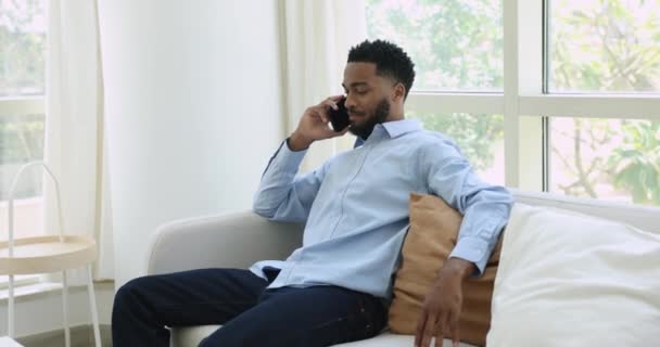 Genç Adam Kanepeye Otur Cep Telefonu Kullan Arkadaşınla Konuş Uzak — Stok video