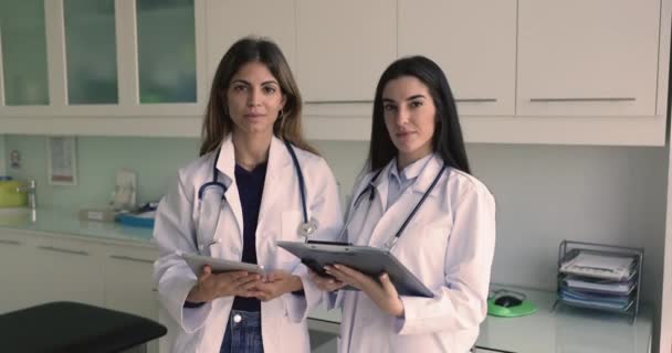 Retrato Dos Mujeres Terapeutas Latinas Cardiólogos Médicos Que Asisten Uniforme — Vídeo de stock
