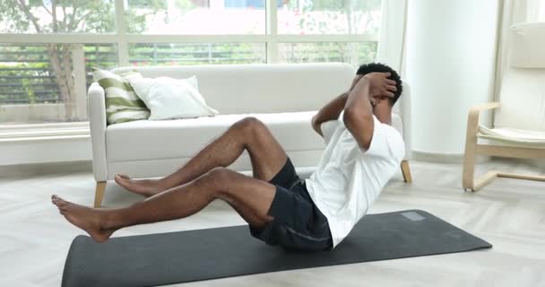 Millennial Homem Africano Muscular Activewear Fazendo Abdominais Sentar Treinando Tapete — Vídeo de Stock