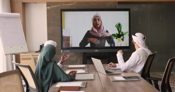 Mladé Muslimské Byznysmeny Šátcích Mají Řeč Virtuálním Setkání Obchodními Partnery — Stock video