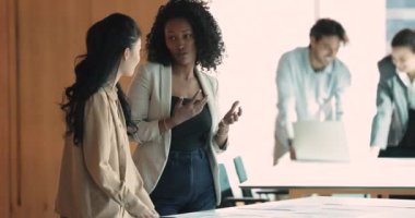 İki bayan iş arkadaşı, çekici Afrikalı ve Asyalı genç iş kadınları, yoldaşlar, fikirleri paylaşıyorlar, ortak bir görev olarak görüyorlar, modern ofiste ortak bir proje üzerinde çalışıyorlar. Çalışma akışı, arkadaşlık, takım çalışması