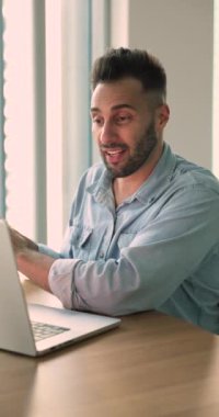 Dikey görüşlü İspanyol iş adamı uzaktan çalışıyor, müşteriyle bilgisayardaki video görüşmesi uygulamasını kullanarak pazarlık ediyor. İş görüşmeleri, online danışmanlık, iş görüşmeleri...