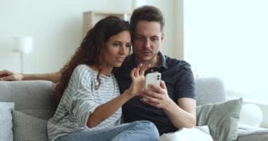 Mutlu çift koltukta oturur, cep telefonu ekranına bakar, neşeyle bağırır, beyaza sarılır, harika bir reklam teklifi alır, interaktif oyunda kazanmaktan büyülenir, piyangoda ödül alır.