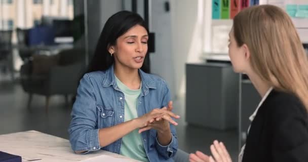 Twee Aantrekkelijke Multi Etnische Vrouwelijke Collega Eindigen Succesvol Teamwerk Kantoor — Stockvideo
