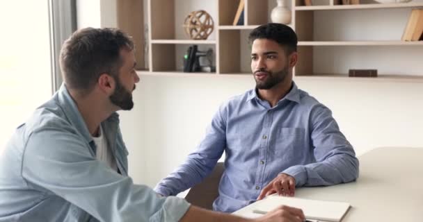 Çok Irklı Iki Arkadaşının Sohbeti Müşteri Yönetici Ofiste Oturmuş Birliği — Stok video