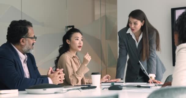 Азиатская Предпринимательница Годов Выступает Официальной Встрече Инвесторами Мультиэтнические Бизнесмены Собрались — стоковое видео