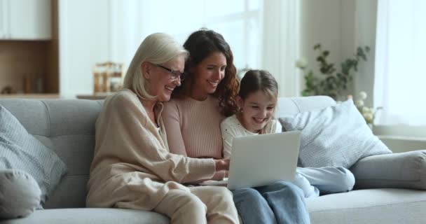 Przyjazna Kochająca Wielopokoleniowa Rodzina Kobiet Spędza Wolny Czas Domu Laptopem — Wideo stockowe