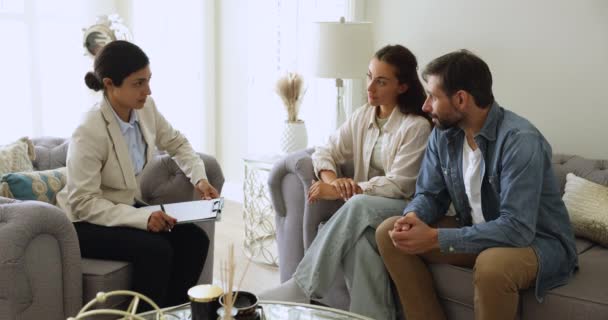 Couple Résoudre Leurs Problèmes Familiaux Avec Aide Psychologue Conseiller Professionnel — Video