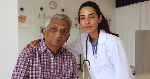 Mulher Bonita Jovem Médico Hispânico Idoso Indiano Paciente Homem Posando — Vídeo de Stock