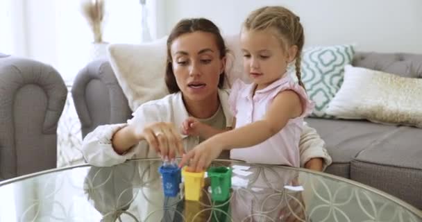 Mama Bringt Ihrer Tochter Auf Spielerische Weise Bei Müll Trennen — Stockvideo