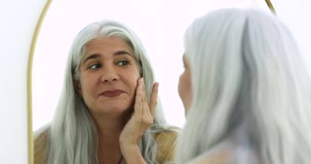 Närbild Skott Attraktiv Medelålders Blond Kvinna Tittar Sig Själv Spegeln — Stockvideo