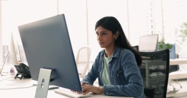 Ciddi odaklı Hintli kadın, ortak çalışma masasında çalışan PC üzerinde çalışan, rapor hazırlayan, e-postalara cevap veren, araştırma yapan, belgeleri yazan, sunum yapan, projeyi yöneten,