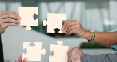 Kapalı eller bulmaca parçalarını birbirine bağlar, zorlukları gösterir, problem çözer, takım çalışması yapar, ipuçlarını ve stratejilerini paylaşır. Başarılı iş sinerjisi, doğru çözümü bulun, destek işareti