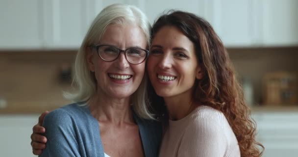 Ritratto Vicino Due Donne Generazionali Donna Ispanica Abbraccia Zia Caucasica — Video Stock