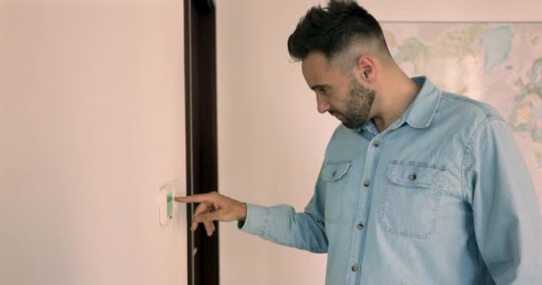 Man Instellen Slimme Huis Beveiligingssysteem Comfortabele Temperatuur Binnen Drukknoppen Gebruik — Stockvideo