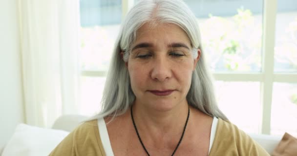 Närbild Ansikte Pensionerad Leende Venezuelansk Kvinna Tittar Kameran Visa Hjärttecken — Stockvideo