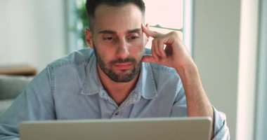 İnternette çalışan düşünceli bir gencin portresini kapat. Bilgisayarı kullan, yeni fikirler için ilham ara, yeni bir proje düşün. Odaklanmış işadamı iletiyi okur, internette arama yapar