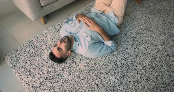 Genç Üzgün Spanyol Bir Adamın Rahat Bir Oturma Odasında Halının — Stok video