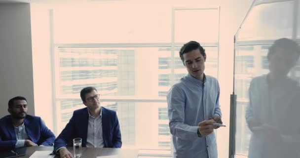 Homem Negócios Hispânico Treinador Apresentação Gráfico Flip Sala Reuniões Funcionários — Vídeo de Stock