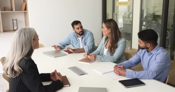 Empresários Multiétnicos Empresários Envolvidos Trabalho Equipe Negociações Sentam Mesa Sala — Vídeo de Stock