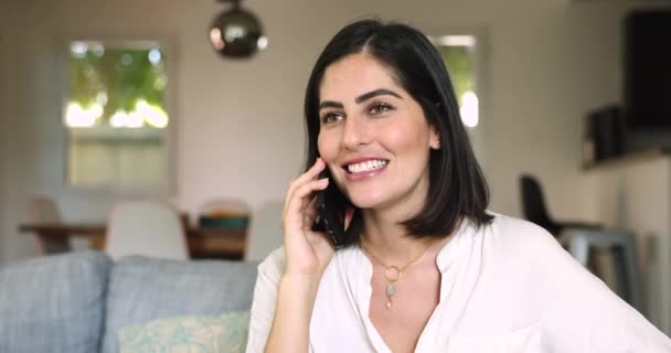 Close Mulher Mexicana Alegre Sentar Sofá Sorri Enquanto Conversa Smartphone — Vídeo de Stock