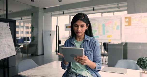 在会议室工作的漂亮印度女商人使用数字平板电脑 享受商务在线聊天 远程解决问题 利用现代专业应用软件参与创造性工作流 — 图库视频影像