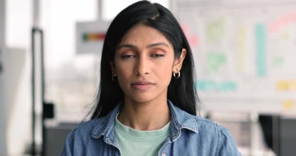 Close Head Shot Portret Ambicja Indyjski Pracownik Biurowy Businesswoman Emanuje — Wideo stockowe