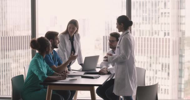 Grupo Cinco Jovens Trabalhadores Médicos Multinacionais Uniforme Diversificado Levar Discussão — Vídeo de Stock