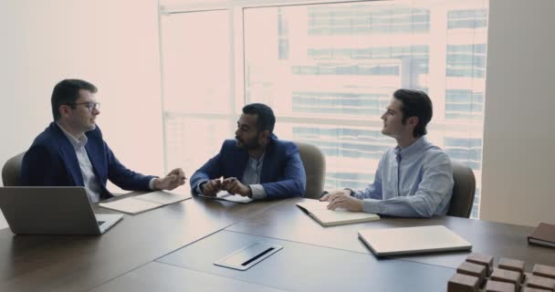 Tres Empresarios Multiétnicos Milenarios Participan Reuniones Formales Conversan Discuten Proyectos — Vídeo de stock