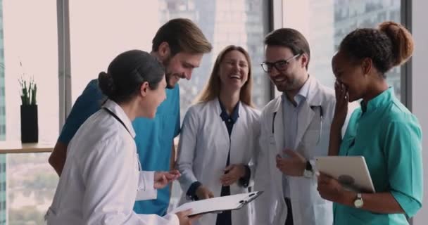 Různí Zaměstnanci Kliniky Smějí Když Stojí Moderní Chodbě Kliniky Veselý — Stock video