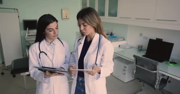 Dva Latinskoameričtí Praktičtí Lékaři Kteří Účastnili Rozhovoru Bílé Uniformě Sešli — Stock video