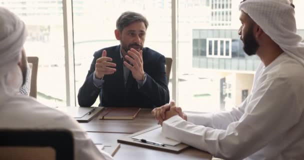 긍정적 포르투갈어 사업가는 회의실 계약에 책상에 무슬림 파트너와의 협상을 성공적인 — 비디오