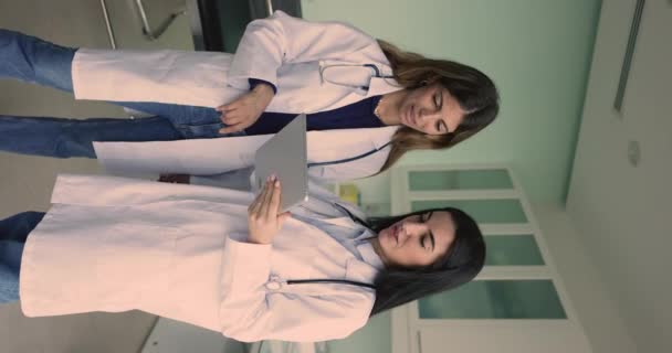 Dvě Mladé Kardioložky Praktičtí Lékaři Přezkoumání Diskutovat Současných Lékařských Pokynů — Stock video