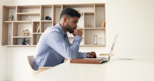 Jovem Empresário Marroquino Sério Trabalhando Laptop Sentar Sala Reuniões Empregado — Vídeo de Stock