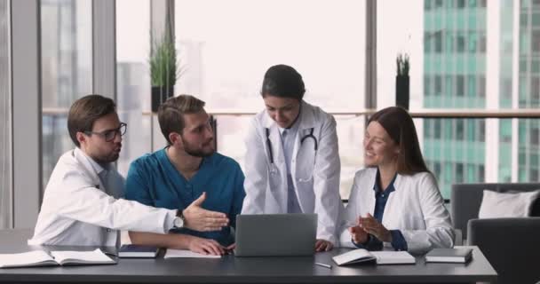 Equipo Multirracial Trabajadores Médicos Que Trabajan Juntos Sala Conferencias Usando — Vídeo de stock
