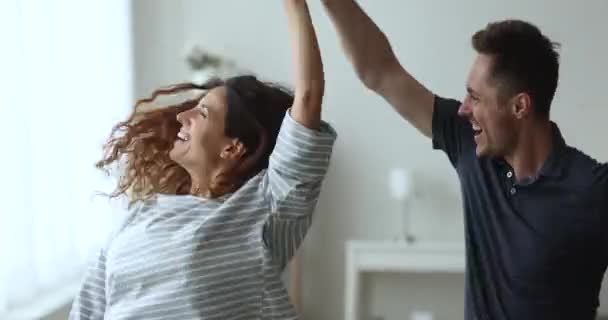 Sluiten Vrolijke Actieve Getrouwd Stel Plezier Hebben Samen Thuis Dansen — Stockvideo