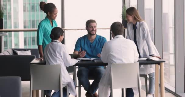 Skrattar Glada Team Professionella Terapeuter Engagerade Diskussioner Samlades Konferensrummet Sjukhuset — Stockvideo