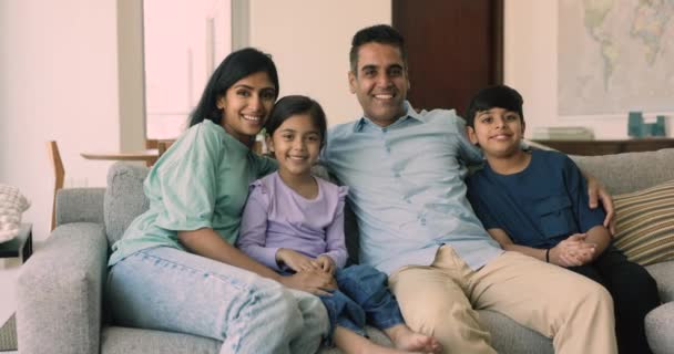 사랑스러운 아이와 가족의 초상화 아들과 배우자는 소파에 카메라를 집에서 애정과 — 비디오